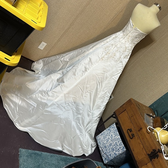 David’s bridal- Michelangelo- Elegant White Strapless Gown - Picture 4 of 7